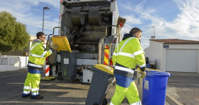 collecte des déchets agents en tenues derrière un camion ripeur