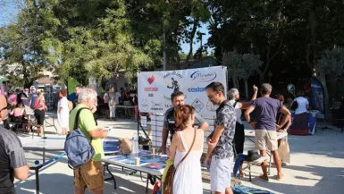 forum des associations vie associative à Marseillan personnes devant le stand en plein air
