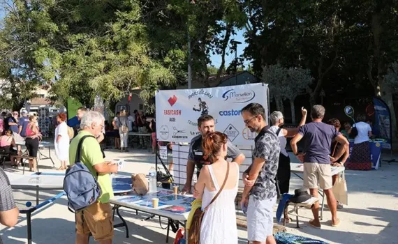 forum des associations vie associative à Marseillan personnes devant le stand en plein air
