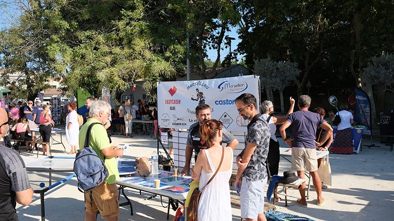 forum des associations vie associative à Marseillan personnes devant le stand en plein air