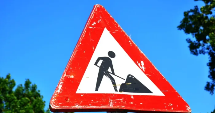 Un panneau de signalisation indiquant des travaux.