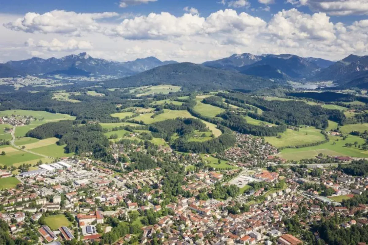 Vue du ciel de la ville de Miesbach.