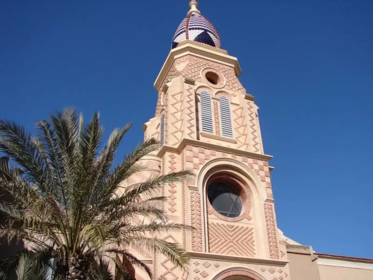 Vue du clocher de l'Eglise San Francisco de Caudète en espagne
