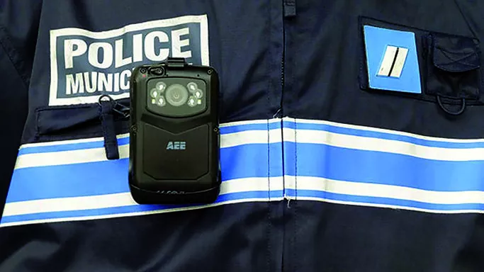 Police municipale de Marseillan gros plan sur la veste d'une policier portant une caméra piétonne