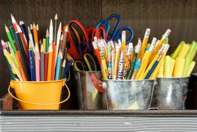 service enfance assorted color pencils in yellow bucket