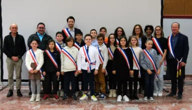 Photo de groupe du Conseil Municipal des Jeunes CMJ