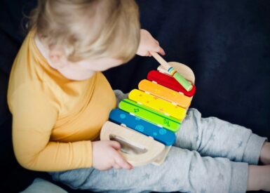 Parent’Aise Lieu d’Accueil Enfant Parent LAEP toddler playing wooden xylophone toy