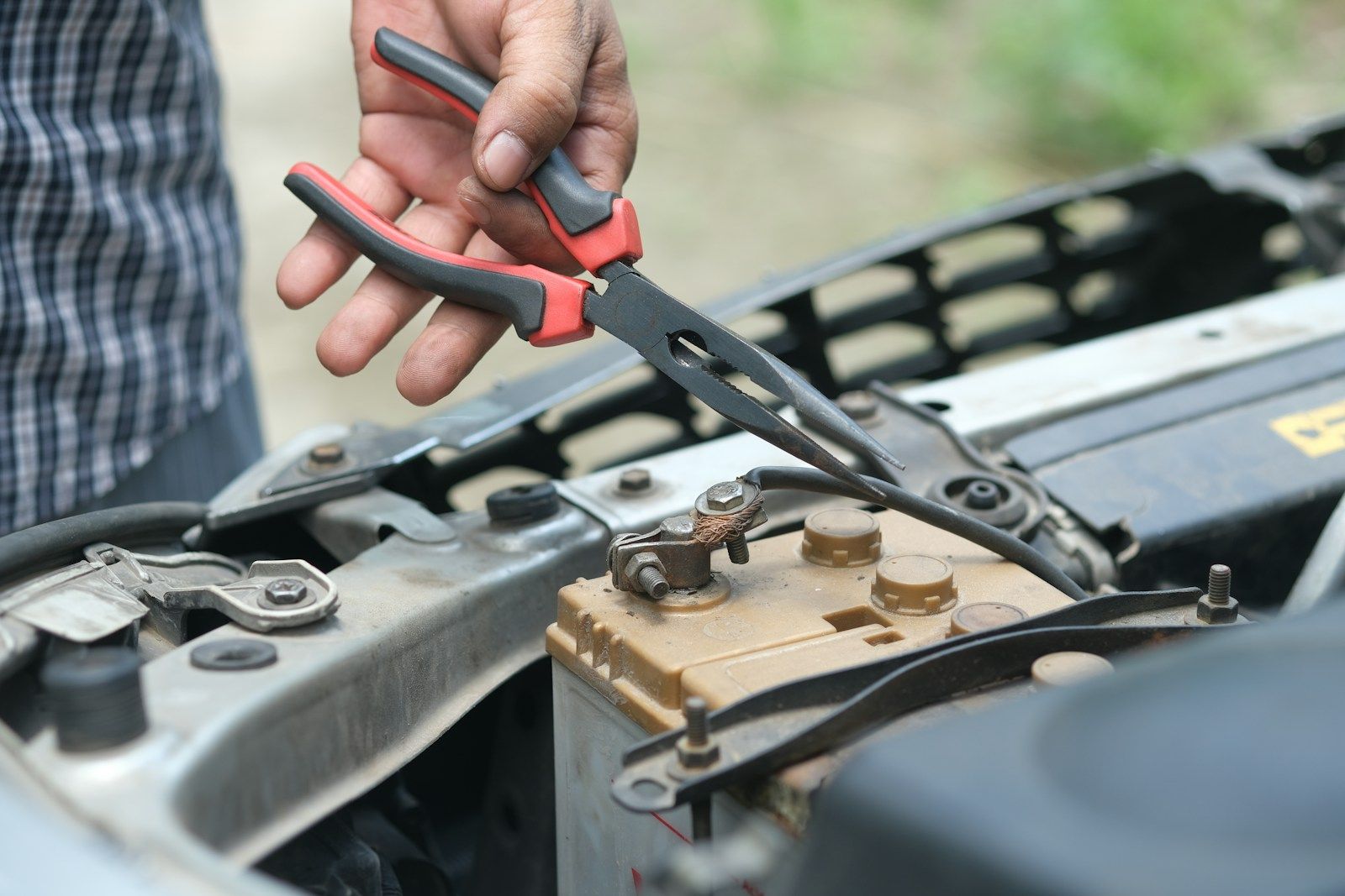 services techniques person holding red and black handle stainless steel fork