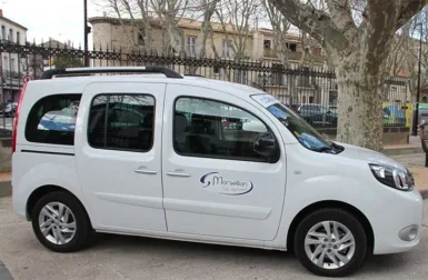 véhicule blanc navette des séniors