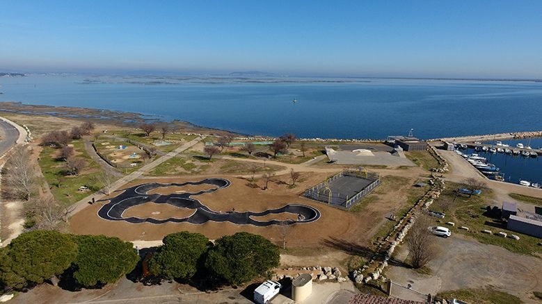 Parc de jeux et de loisirs - vue du ciel du pumptrack