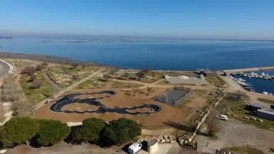 Parc de jeux et de loisirs - vue du ciel du pumptrack