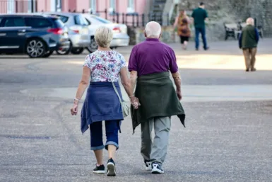 séniors inscription au registre des personnes vulnérables man and woman walking on the street during daytime