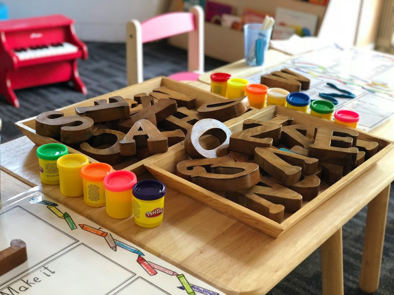 école maternelle Marie Fayet brown letters on table