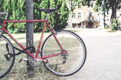 vol sécurité publique red bike parked beside post