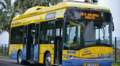 Lignes de bus, bus jaune et bleu qui roule