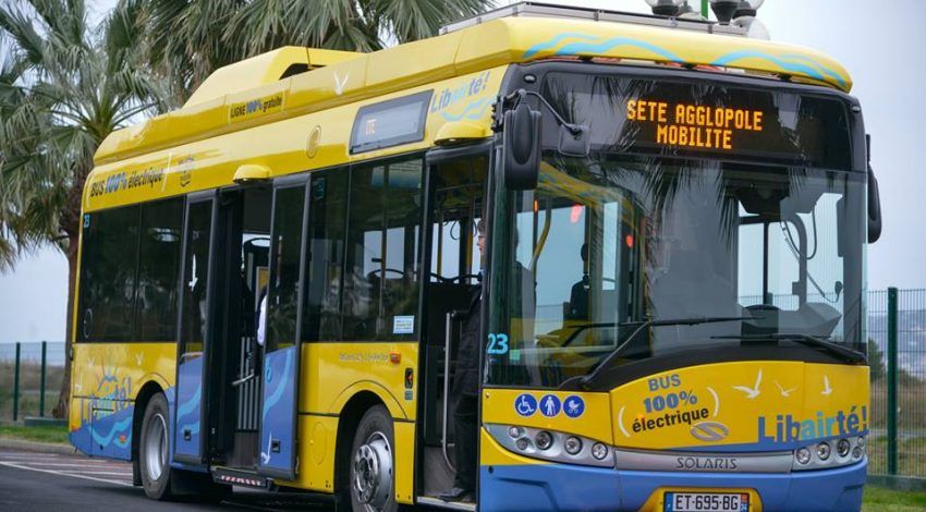 Lignes de bus, bus jaune et bleu qui roule