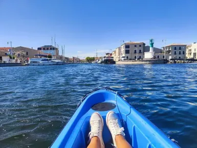 Labels, des pieds dans un canoé sur l'eau qui rentre dans le port