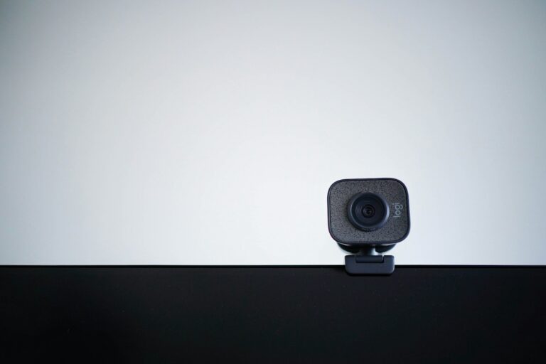 ZAC Terra Vinéa webcam black speaker on white table