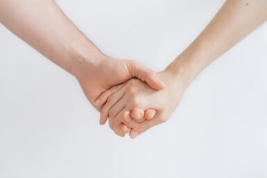 permanences sociales, woman and man holding hands