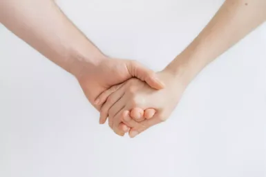 permanences sociales, woman and man holding hands
