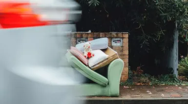 collecte des encombrants canapé abandonné sur le trottoir