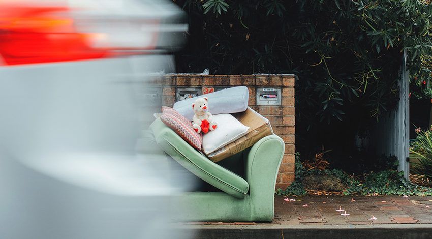 collecte des encombrants canapé abandonné sur le trottoir