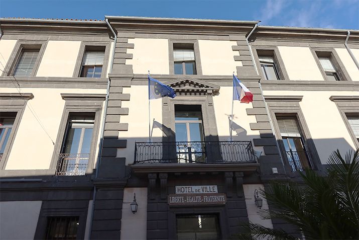 mairie de marseillan recrute. façade de l'hôtel de ville