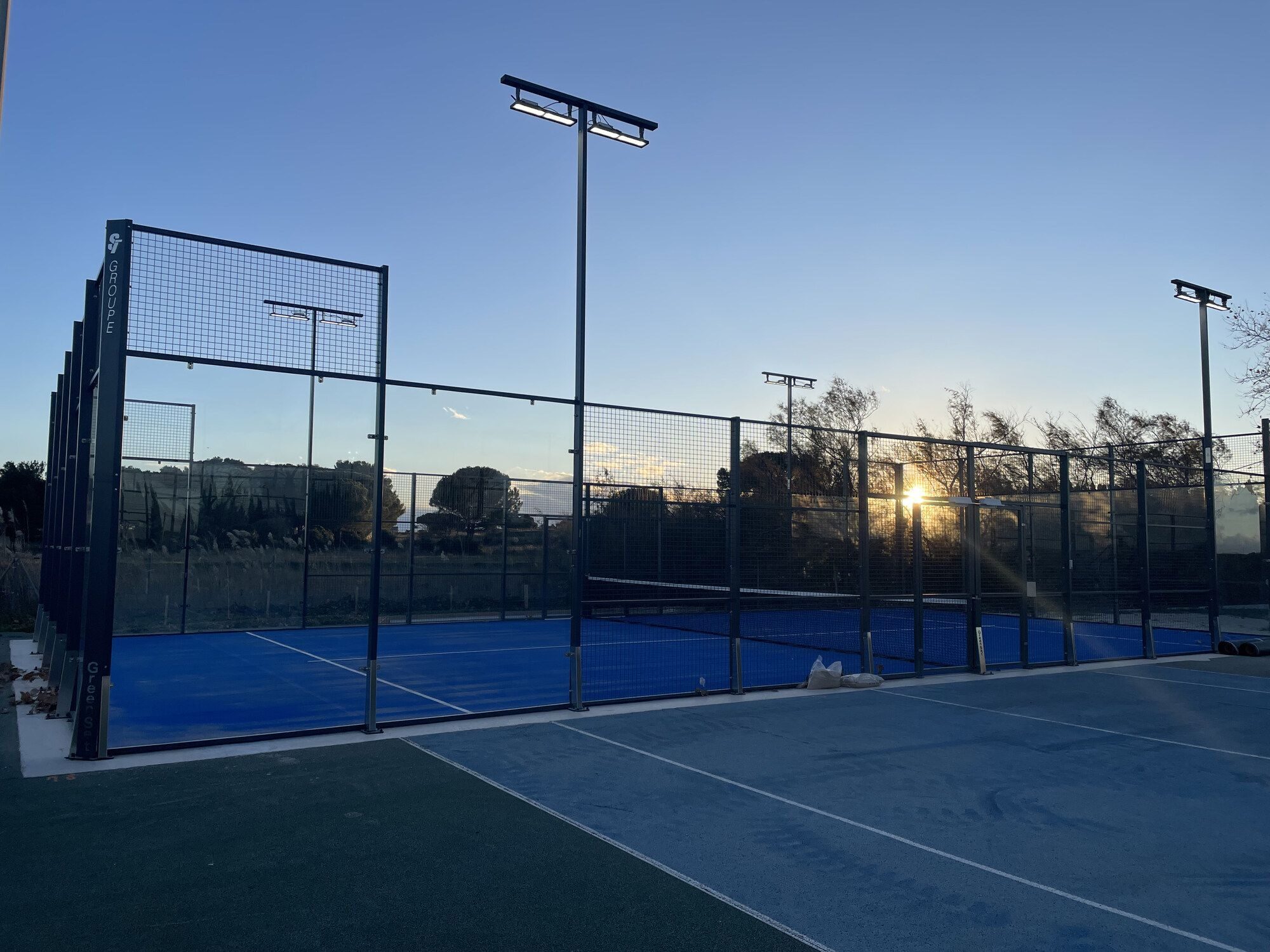 terrain padel au coucher du soeil