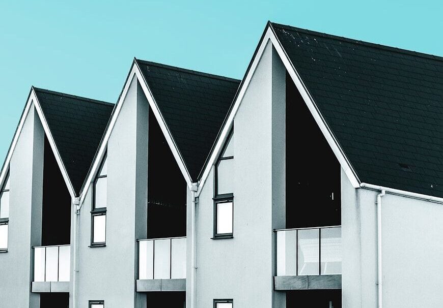 demande de logement social white and black building during daytime