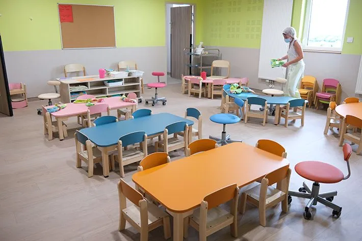 cantine crèche salle réfectoire avec des tables et des chaises colorés