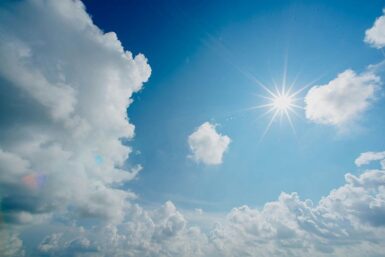 plan canicule ciel nuageux et grand soleil
