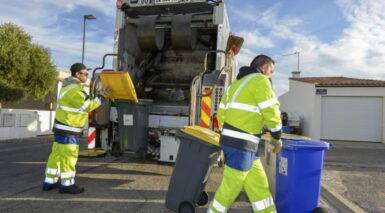 collecte des déchets agents en tenues derrière un camion ripeur