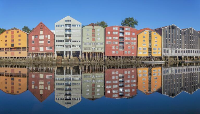 zones d'aménagement concerté a row of houses sitting next to a body of water