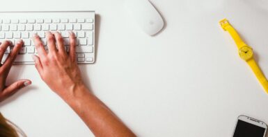 offres d'emploi person typing on Apple Cordless Keyboard