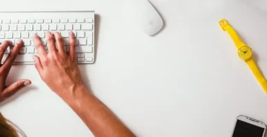 offres d'emploi person typing on Apple Cordless Keyboard