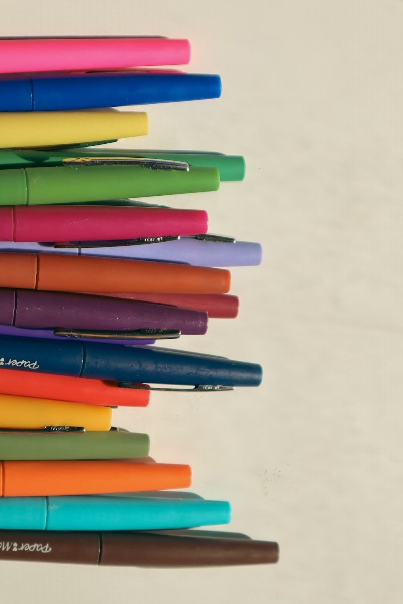 Atelier d'écriture. a stack of pens sitting on top of each other