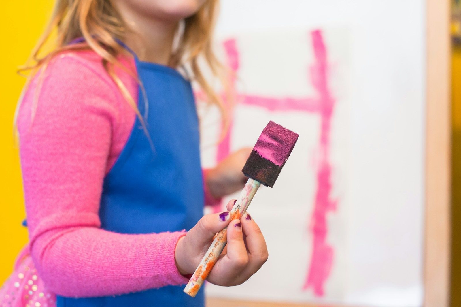 Ateliers d'arts plastiques,girl using pink paint brush