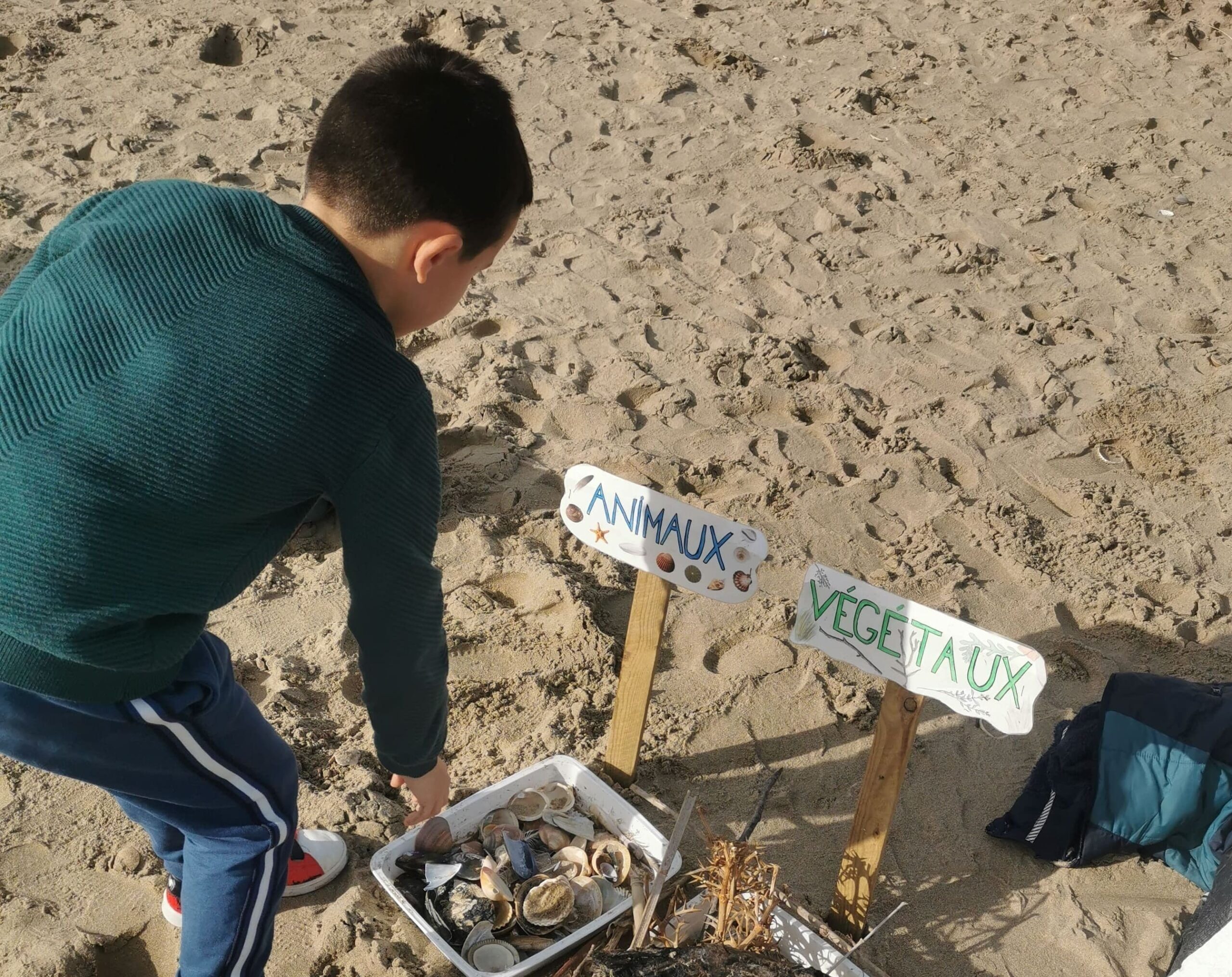 adena enfant joue sur le sable