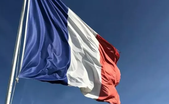 cérémonie commémorative drapeau français