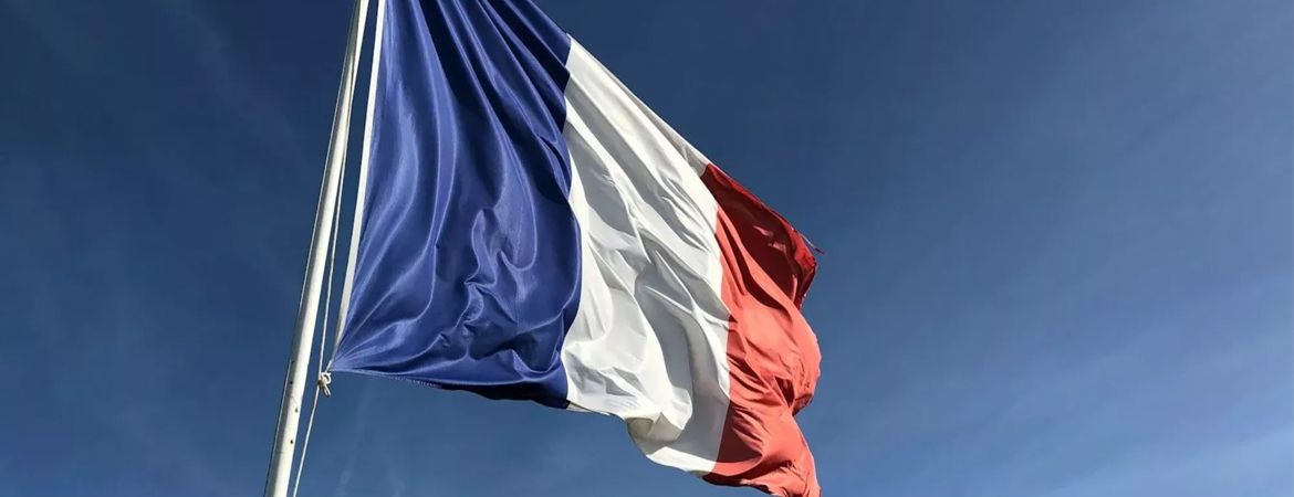 cérémonie commémorative drapeau français