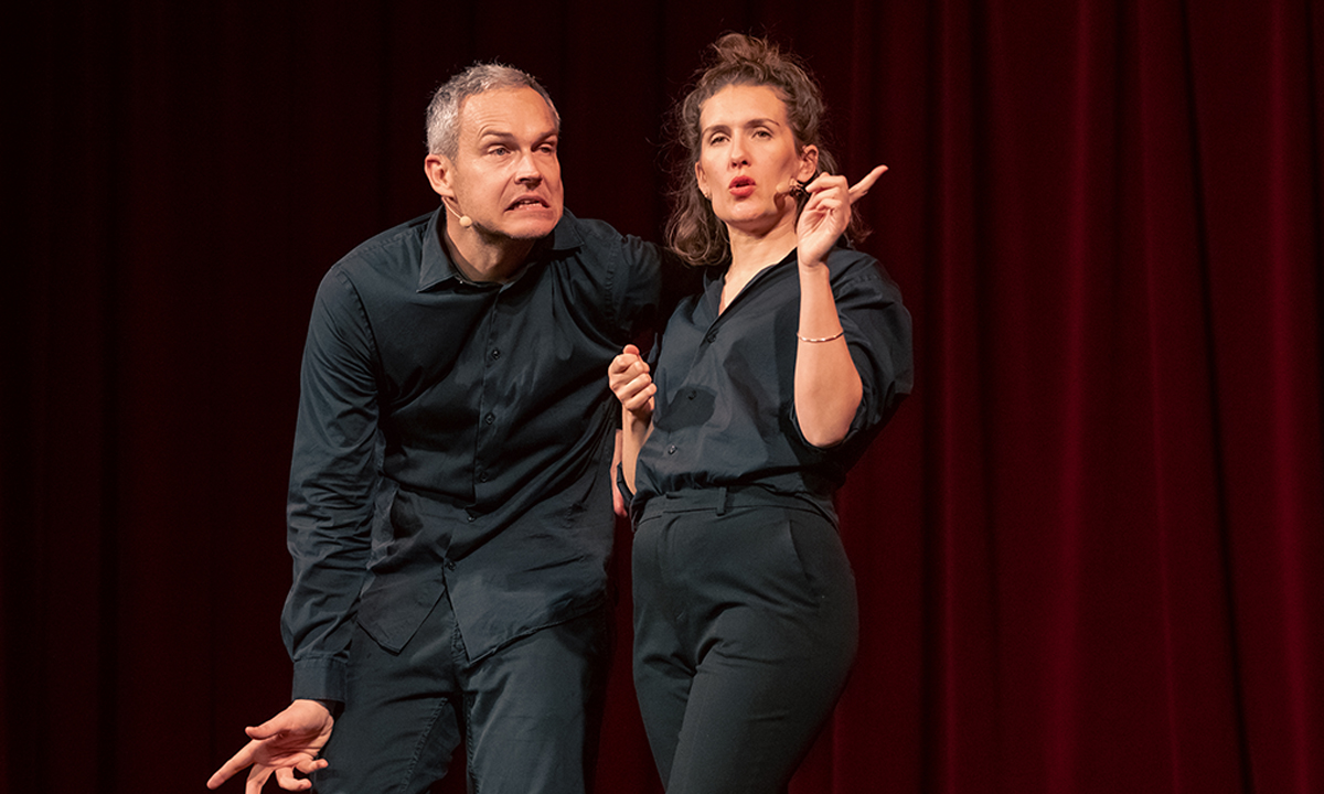 Les Instantanés ? Lurent pit et marine montereiro vêtus de noir sur une scène de théâtre