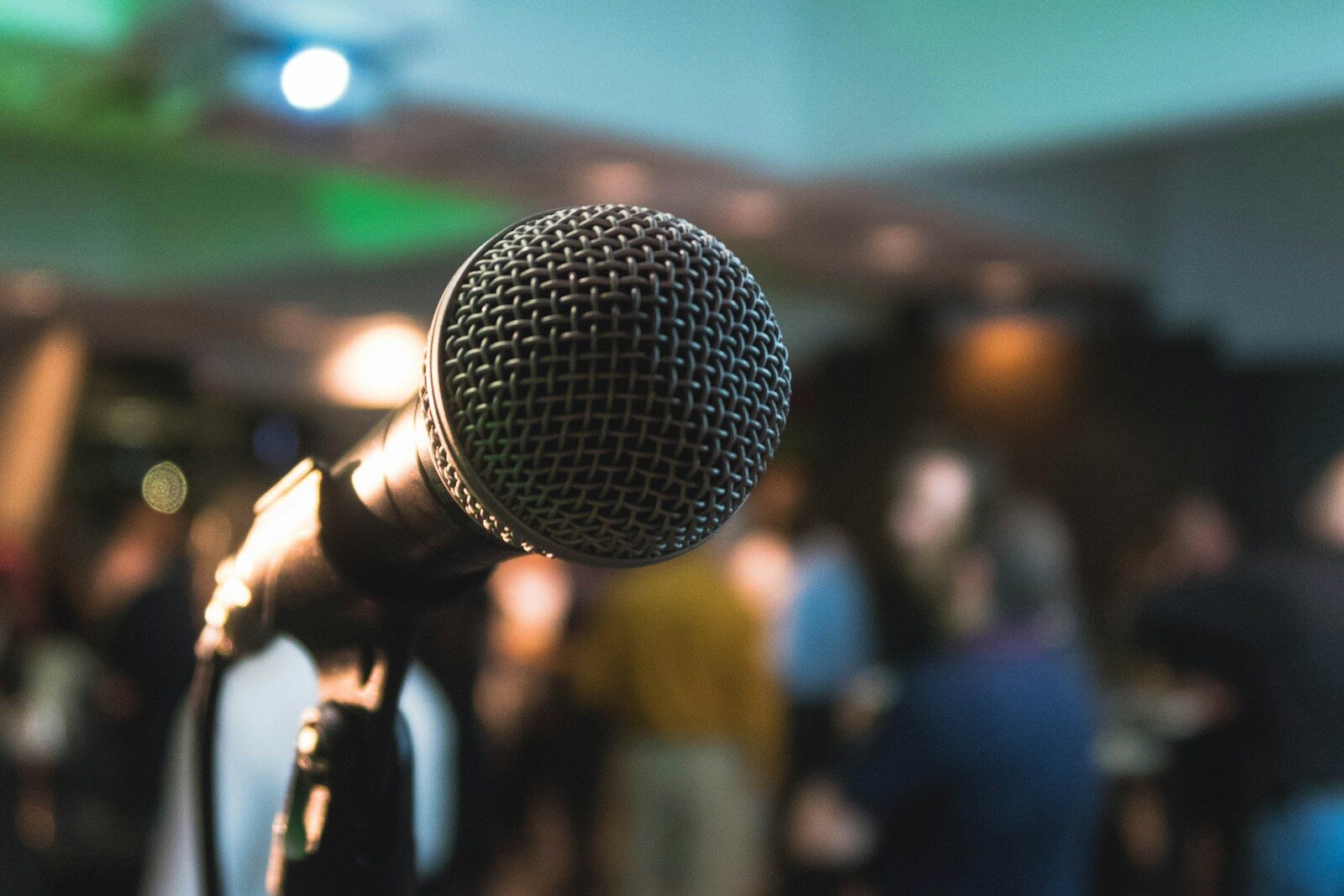 silver corded microphone in shallow focus ,photography Animation musicale