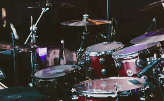 orchestre selective focus photography of red drum set Fête locale : Concert Orchestre Franck-M