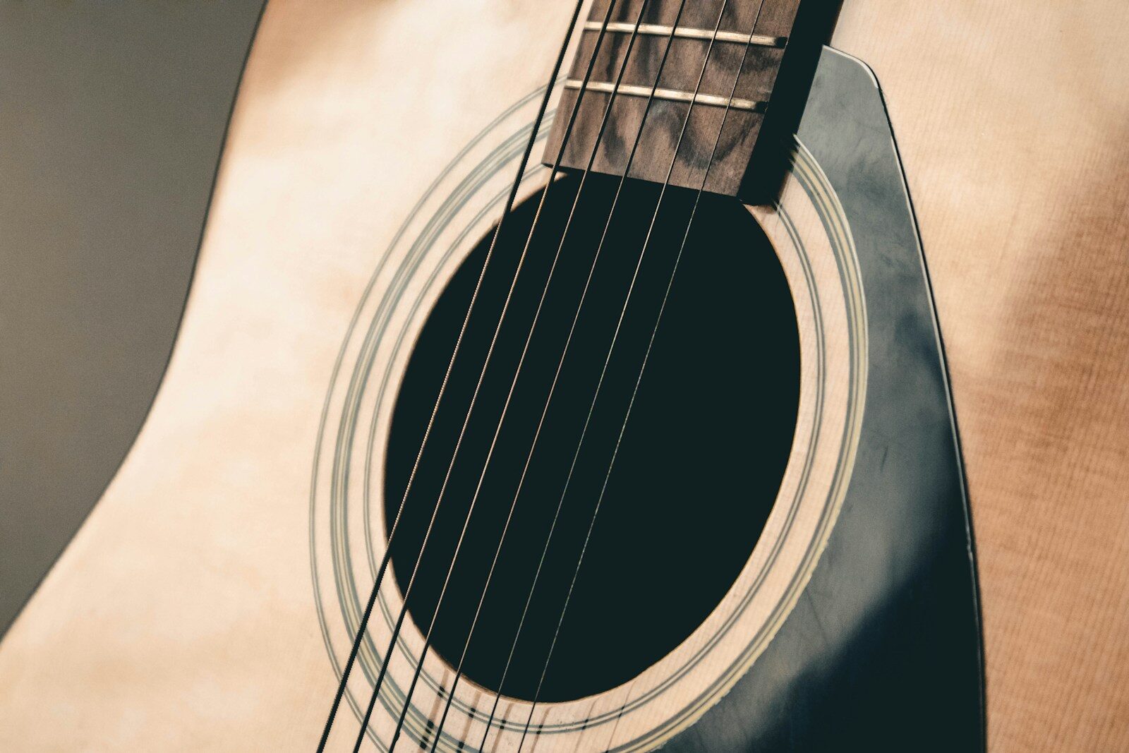 brown acoustic guitar in close up photography récital Philippe Cornier