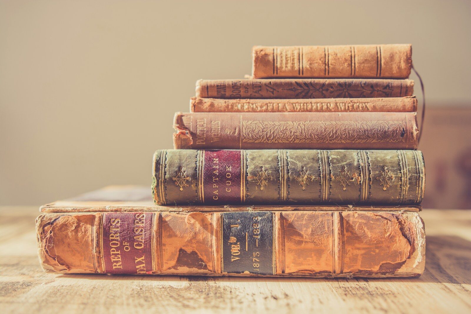 shallow focus photography of stack of books foire aux livres