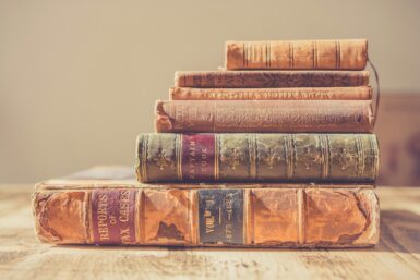 shallow focus photography of stack of books foire aux livres