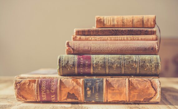 shallow focus photography of stack of books foire aux livres