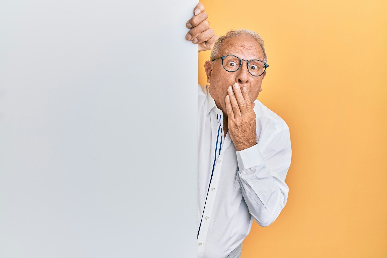 Semaine bleue man in white dress shirt wearing black framed eyeglasses