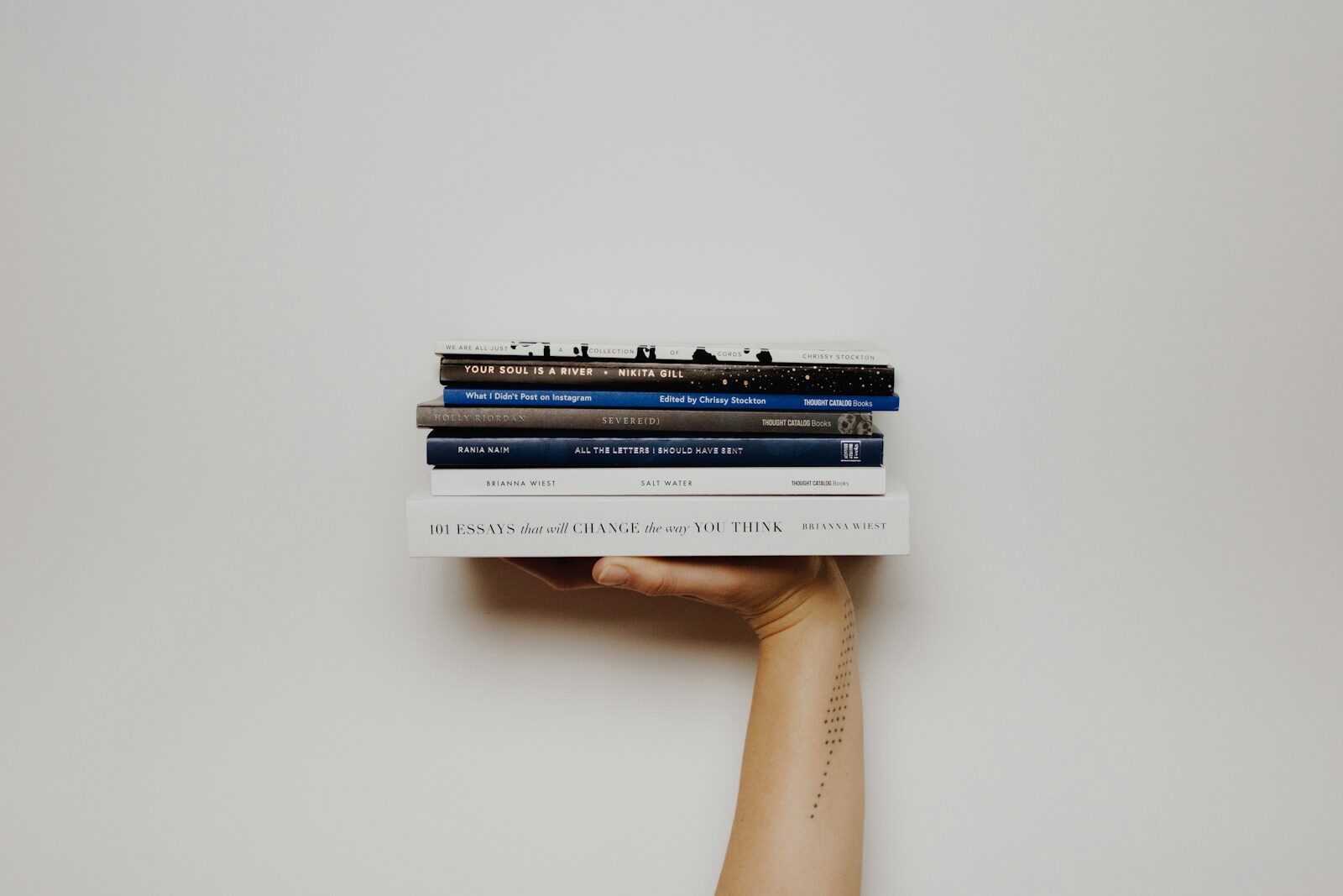 lecture en anglais person holding pile of books