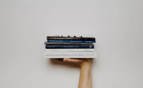 lecture en anglais person holding pile of books